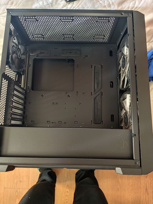 Продам корпус Lian Li Lancool 215