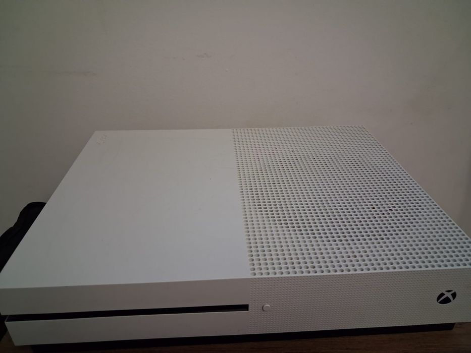 Xbox One S plus 3 controlere