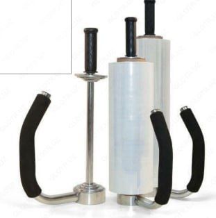 Диспенсер для стрейч-пленки, применяемый в упаковочных процессах.