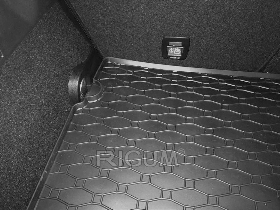 Гумени стелки или багажник RENAULT MEGANE IV след 2016 г.