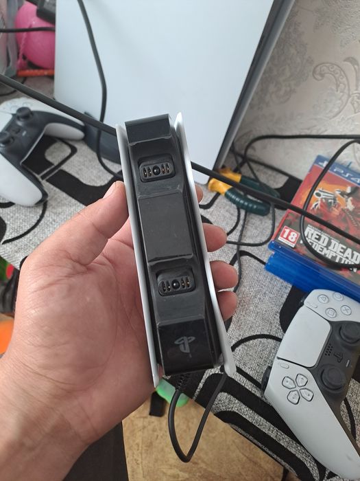 Продам PS5 новая почти