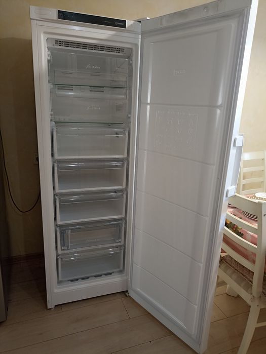 Продам Морозильник indesit