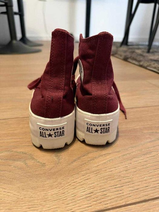 Обувки Converse .