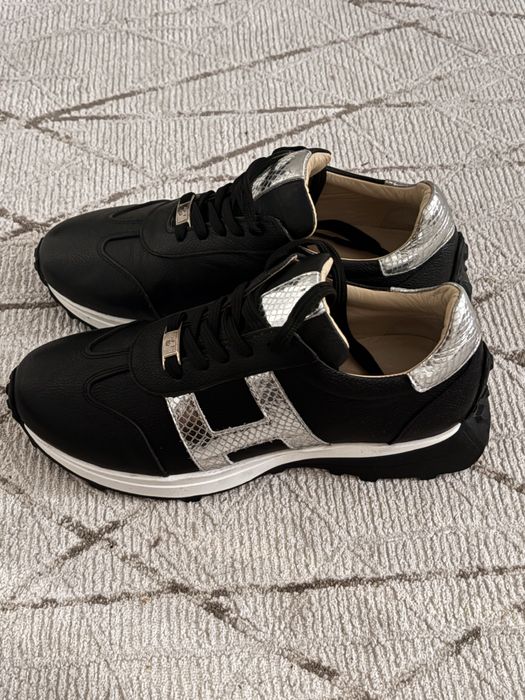 Стильные женские кроссовки