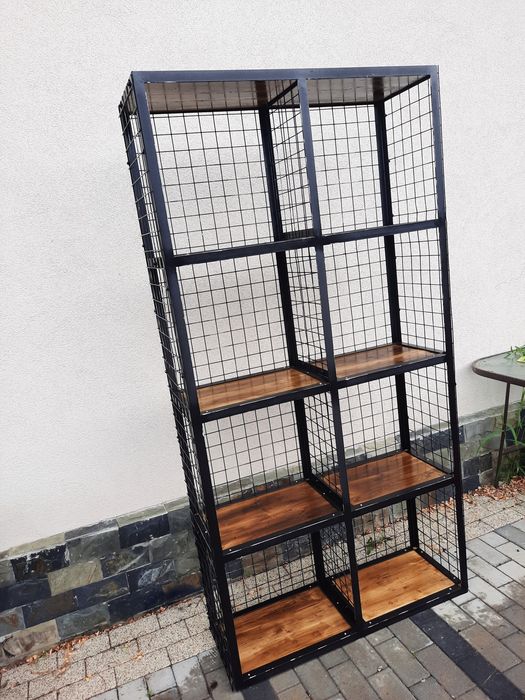 Raft stil industrial cu plasa și lemn natural