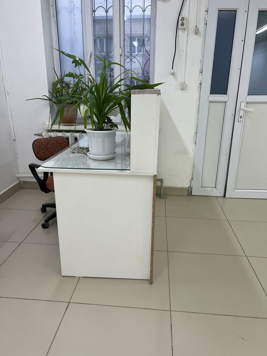 Продается ресепшен белый