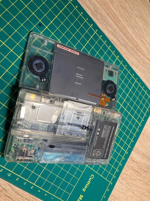 Nintendo DS Lite (нинтендо ДС Лайт) + R4 карта с игри