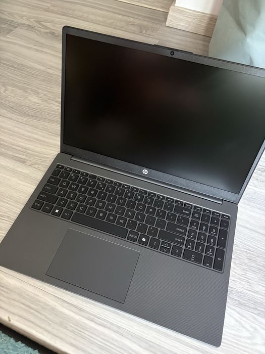 Laptop Hp cu licențā windows instalatā