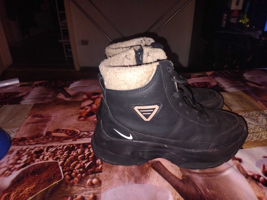 Продавам детски ботуши Nike