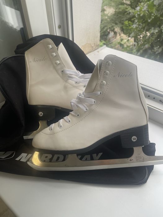 Коньки фигурные с сумкой