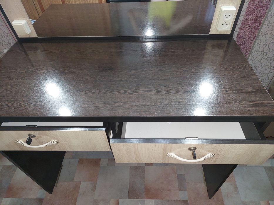 Продам гримерный стол