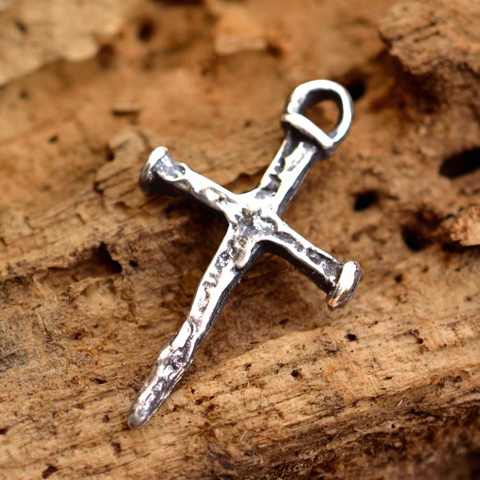 Сребърен Рюстик Кръст от пирони – Ръчна изработка, висулка с характер.