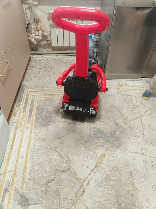 Продам машинку с ручкой