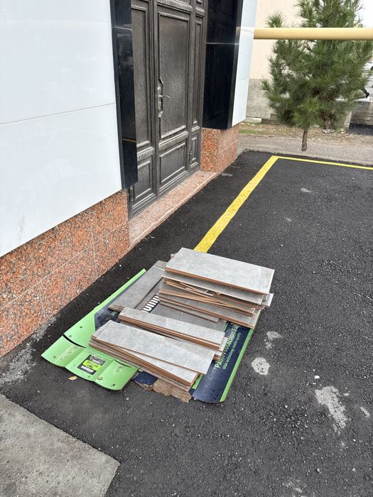 Отдам даром остатки плитки.