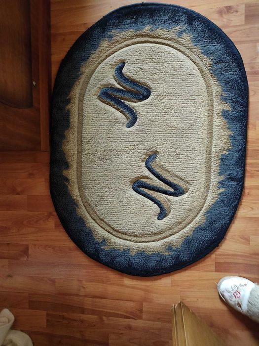 Vand set 2 covoare , unul mare si unul mic