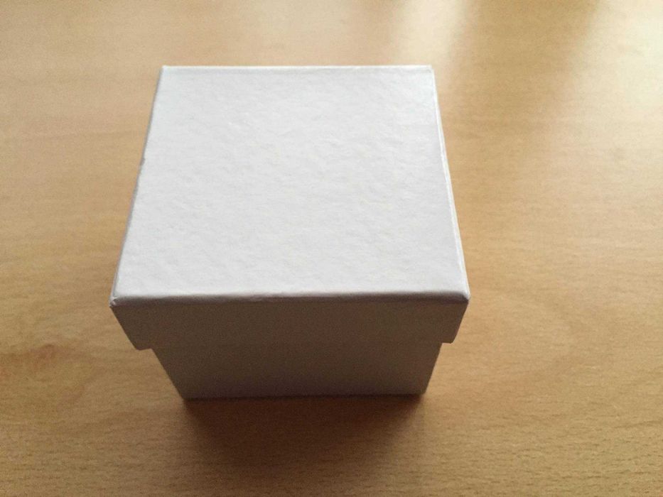 Златен годежен пръстен с естествени диаманти