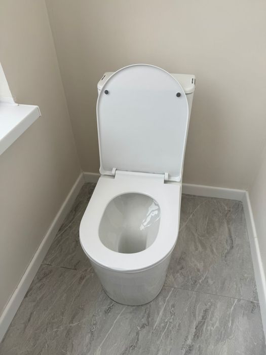 Продам новый унитаз и сместитель для душа