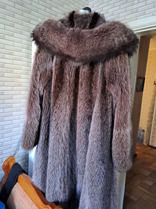 Срочно  продам  енотовую шубу