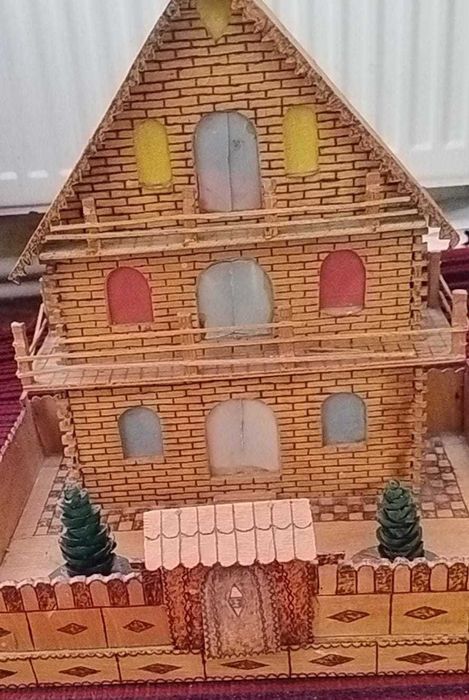 Căsuță în miniatură din lemn lucrată manual