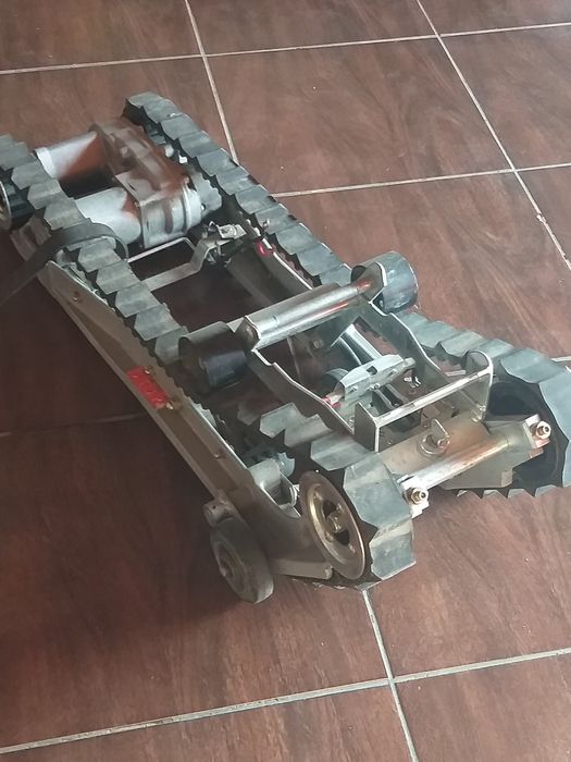 Elevator cu senile pentru urcat și coborât scările cu carucior