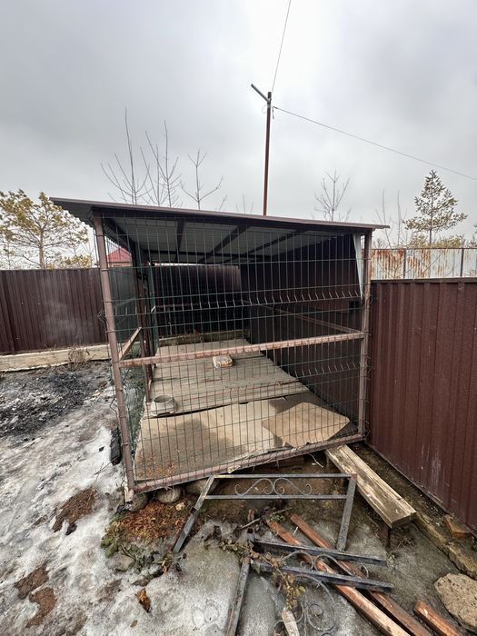 Вольер для собаки, с двумя дверью.
