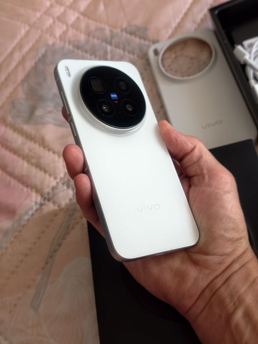 Продавам vivo x300 pro 256gb white китайска версия