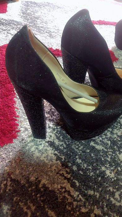 Pantofi cu toc gros inalt!