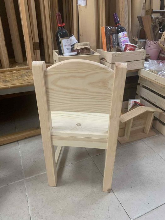 Детско дървено столче