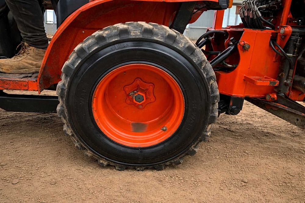 Kubota трактор с челен товарач и багерна Кубота 4x4
