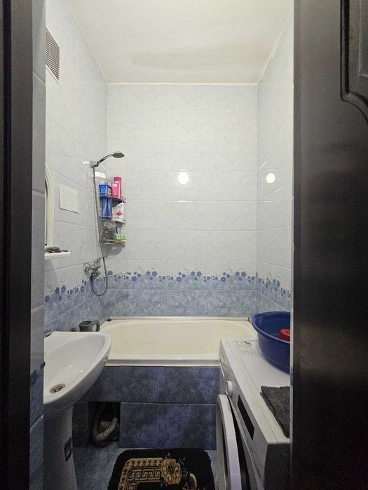 Махтумкули. Продам  4 комнатную квартиру на 4 этаже 7 этажного дома