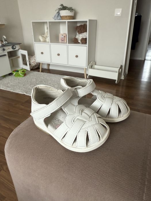Продам сандали для девочки
