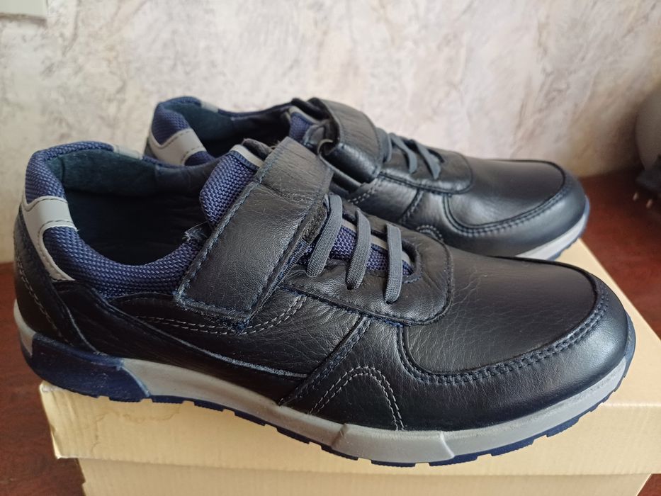 Новые кожаные кроссовки