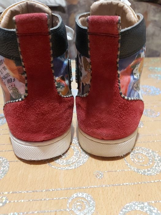 Оргинални маратонки с шипове за девойка