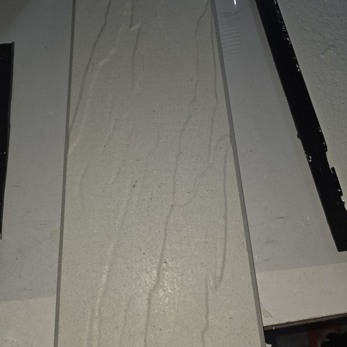 Placi decorative din ciment alb si agregate de marmura