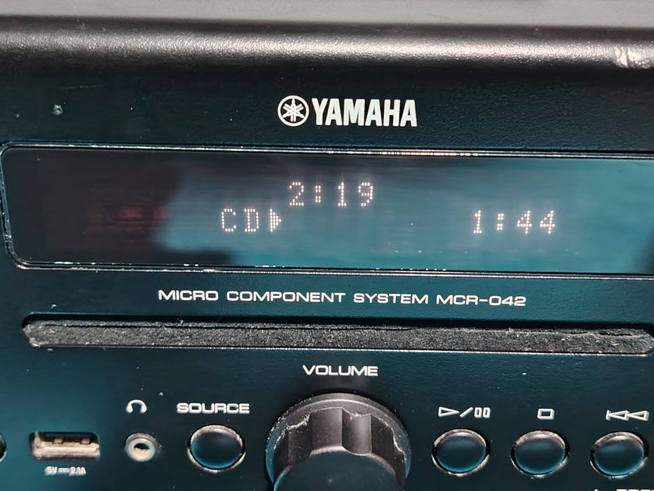 YAMAHA MCR-042  mini sistem audio cu CD, USB, AUX,  IPod, cu boxe originale, fără telecomandă