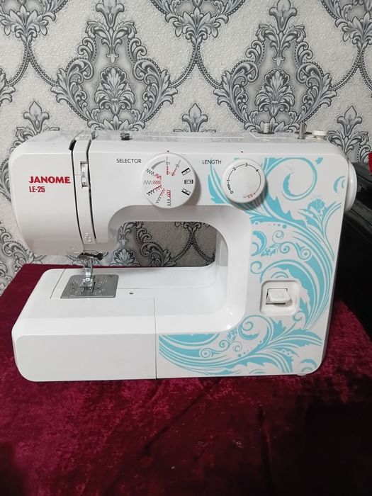 Швейная машина Janome LE-25