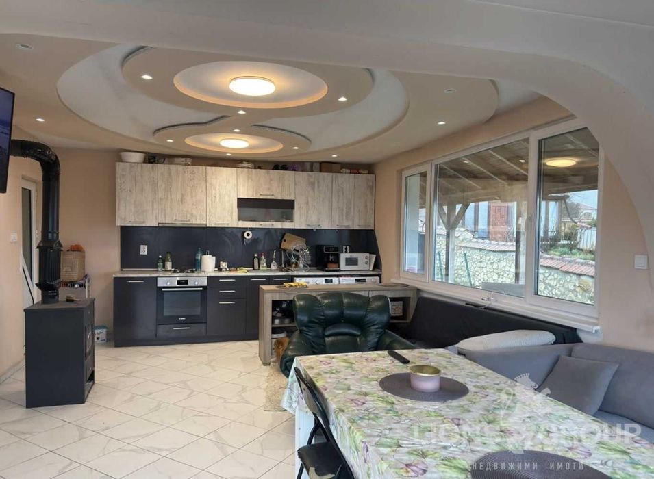 Самостоятелна къща с двор в с.Николаевка, област Варна