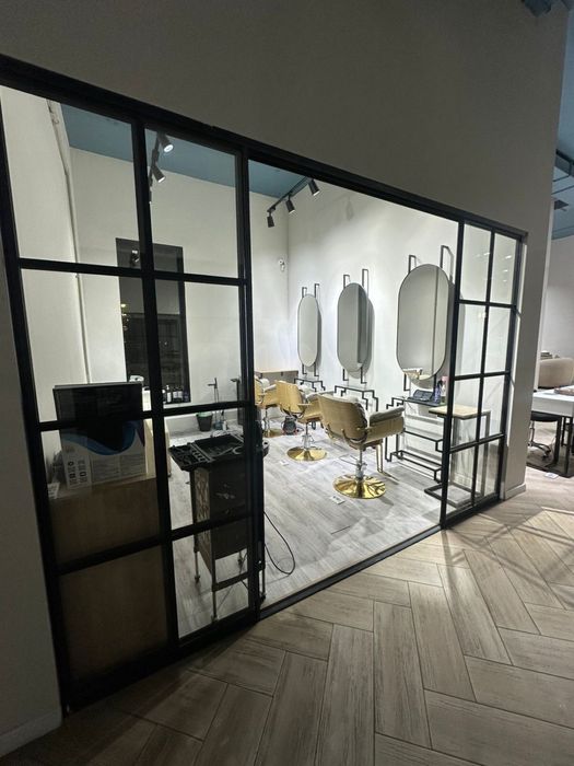 Парикмахерское кресло и мойка