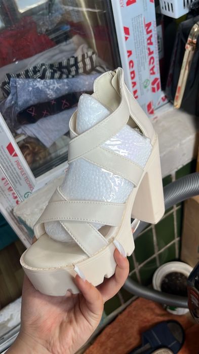 Босоножки на высокой платформе