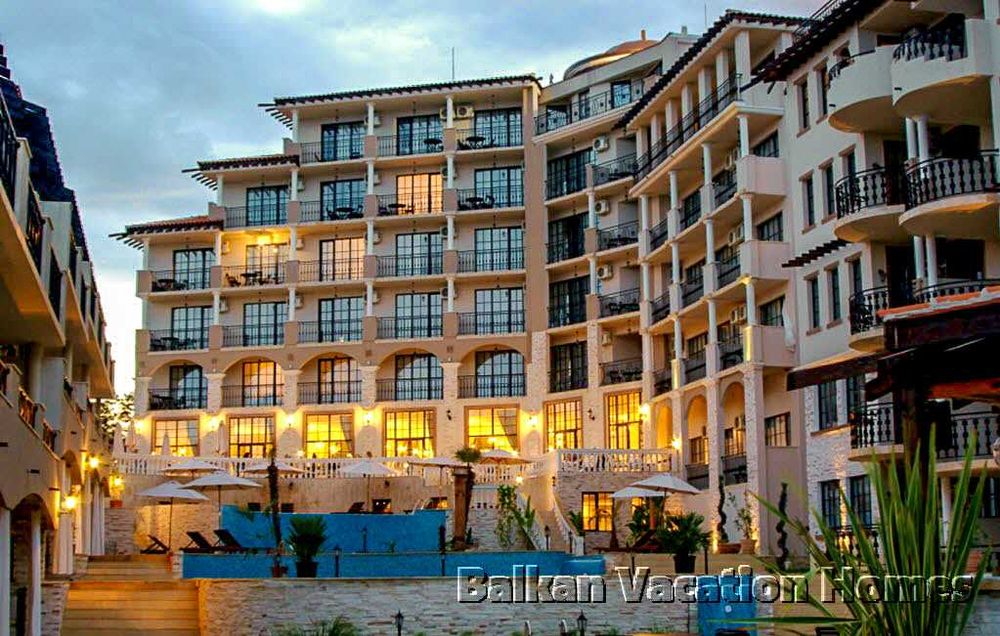 Тристаен апартамент в затворен комплекс до плажа в Обзор