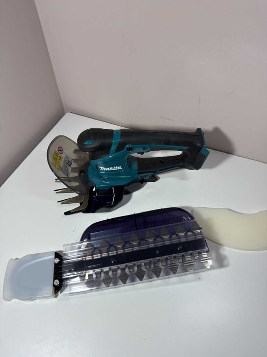 Makita DUM604ZX - Masina de tuns gard viu 12V