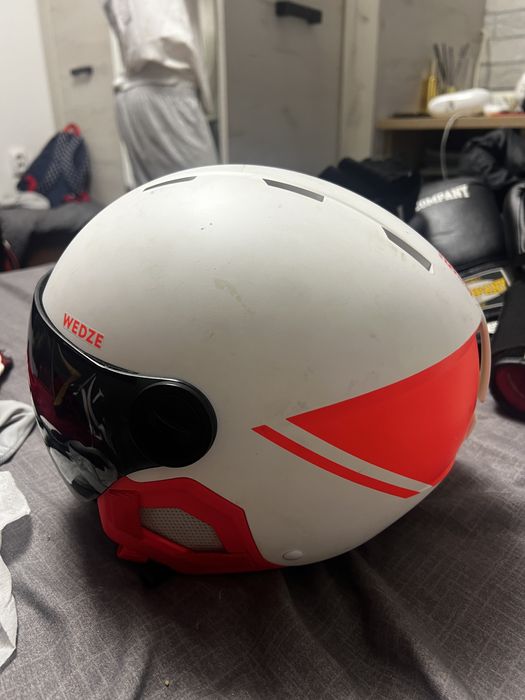 Casca de ski in stare buna este doar putin zgariata pe partea de sus