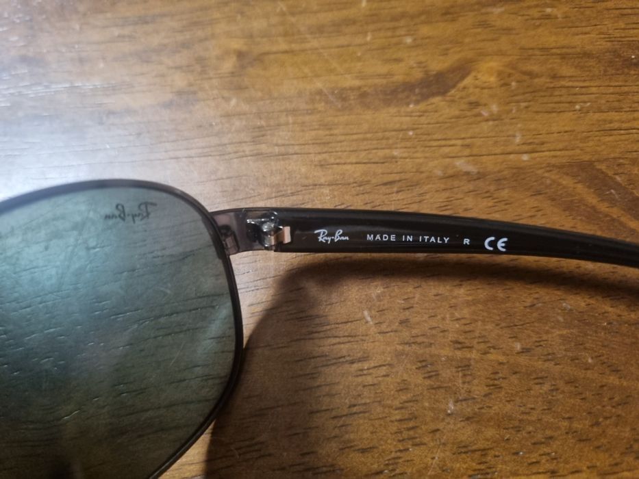 Ray-Ban, ochelari de soare originali, cu un design elegant și atemporal.
Model: RB3386 004/71