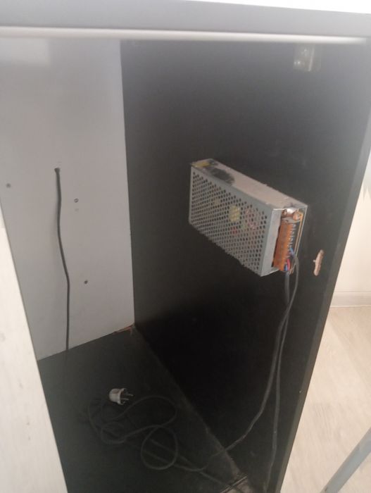 Savdo uchun shkaf sotiladi. Yangi qulay svet planirofka qilingan deraz