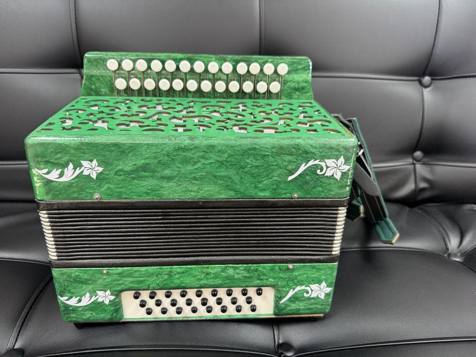 Продается ГАРМОНЬ Армавирская, с цельными планками