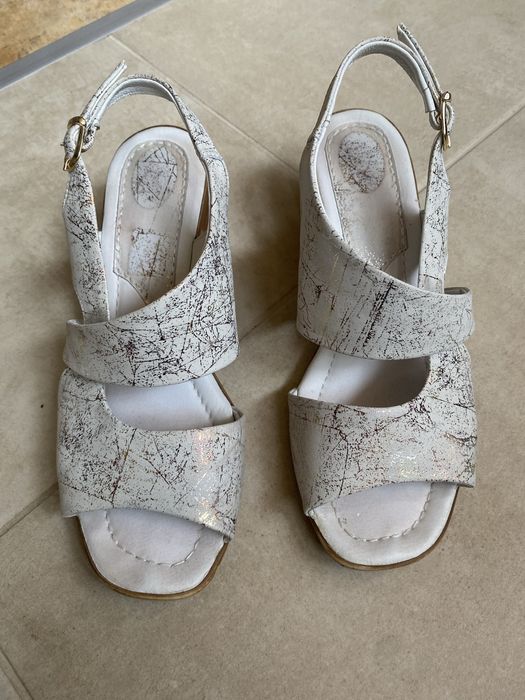 Бели дамски сандали от естествена кожа 39