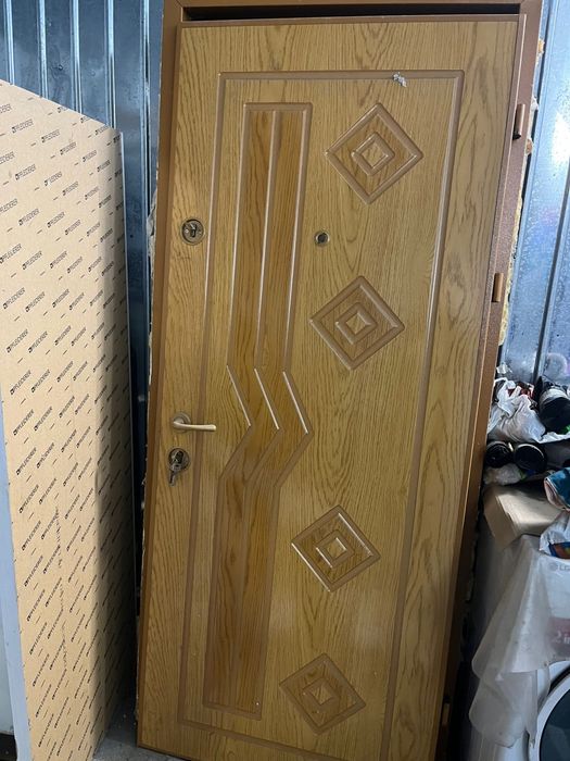 Usa metalica intrare