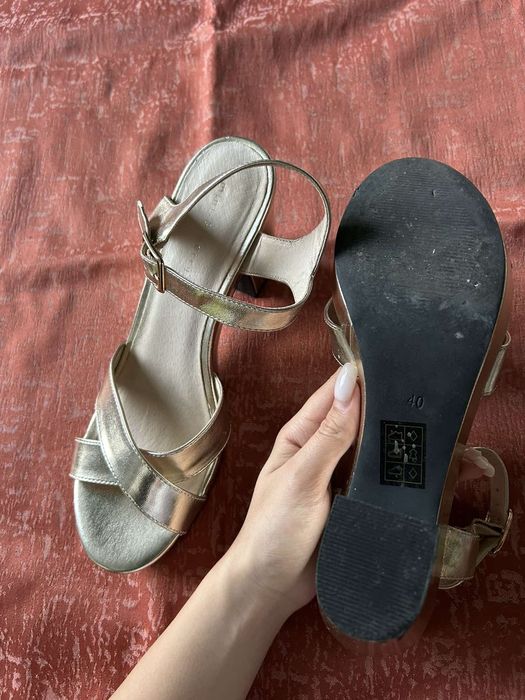 Златисти сандали с ток