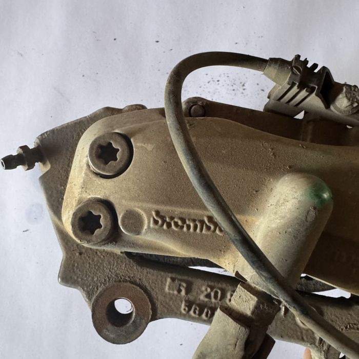 Преден десен спирачен апарат Brembo за Mercedes W211