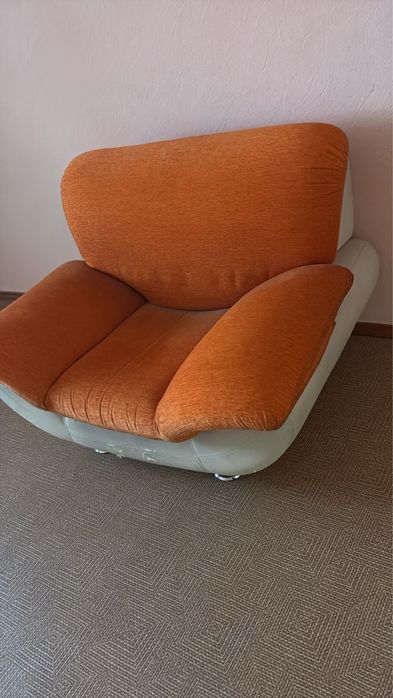 Диван с креслом.